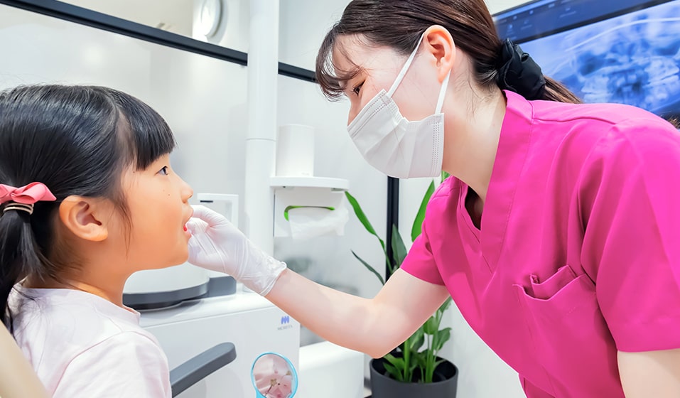 お子さまの歯の仕上げ磨きをする